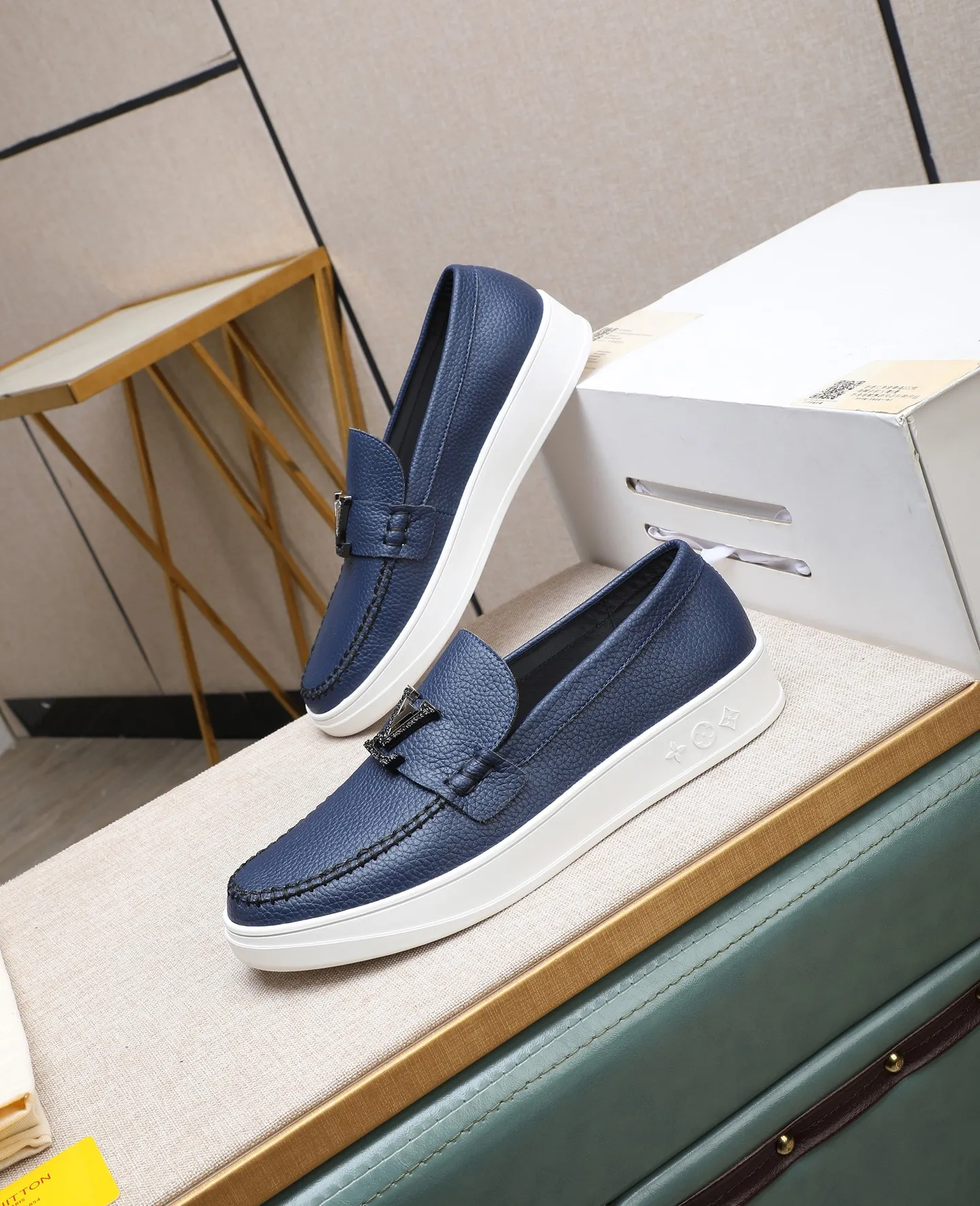 Men's shoes 💰440 📛📛【LOUIS VUITTON】Louis Vuitton official website synchronized new products 👟Milan fashion catwalk style 🇰🇾🇰🇾LV family logo, celebrity style, a must-have for fashionistas ⚠️First-layer calfskin ➕Genuine leather lining ➕Official website original version special outsole 👞Number 38-44